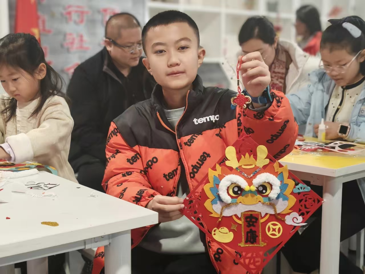 主办单位：金昌市博物馆；时间：2025年1月29日；地点：金昌市博物馆二楼探索天地；活动主题：博物馆里过大年·金川寻龙系列活动之一：金昌市博物馆开展“祥龙辞旧岁·挂饰添新彩”主题社教活动10.jpg