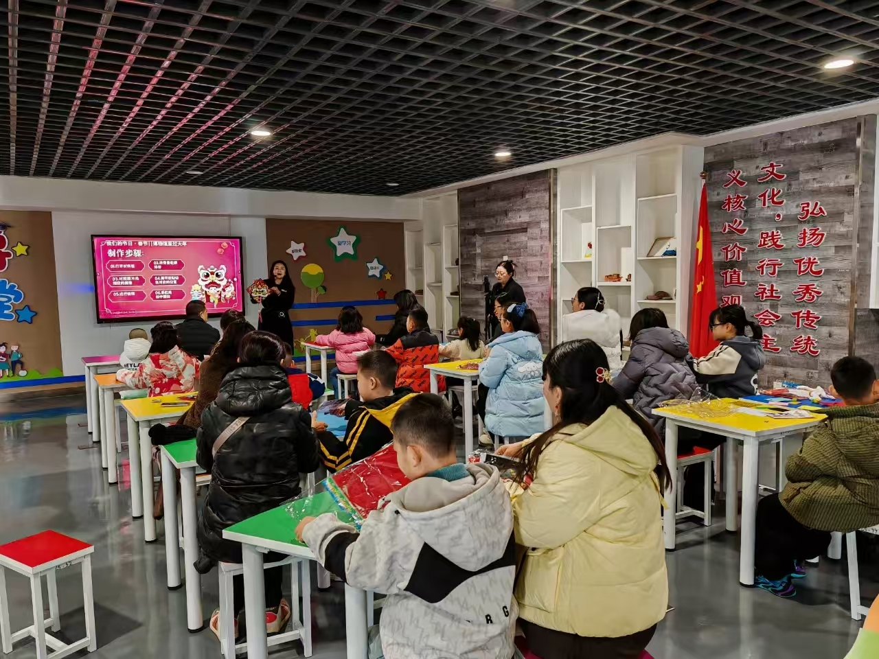 主办单位：金昌市博物馆；时间：2025年1月29日；地点：金昌市博物馆二楼探索天地；活动主题：博物馆里过大年·金川寻龙系列活动之一：金昌市博物馆开展“祥龙辞旧岁·挂饰添新彩”主题社教活动4.jpg