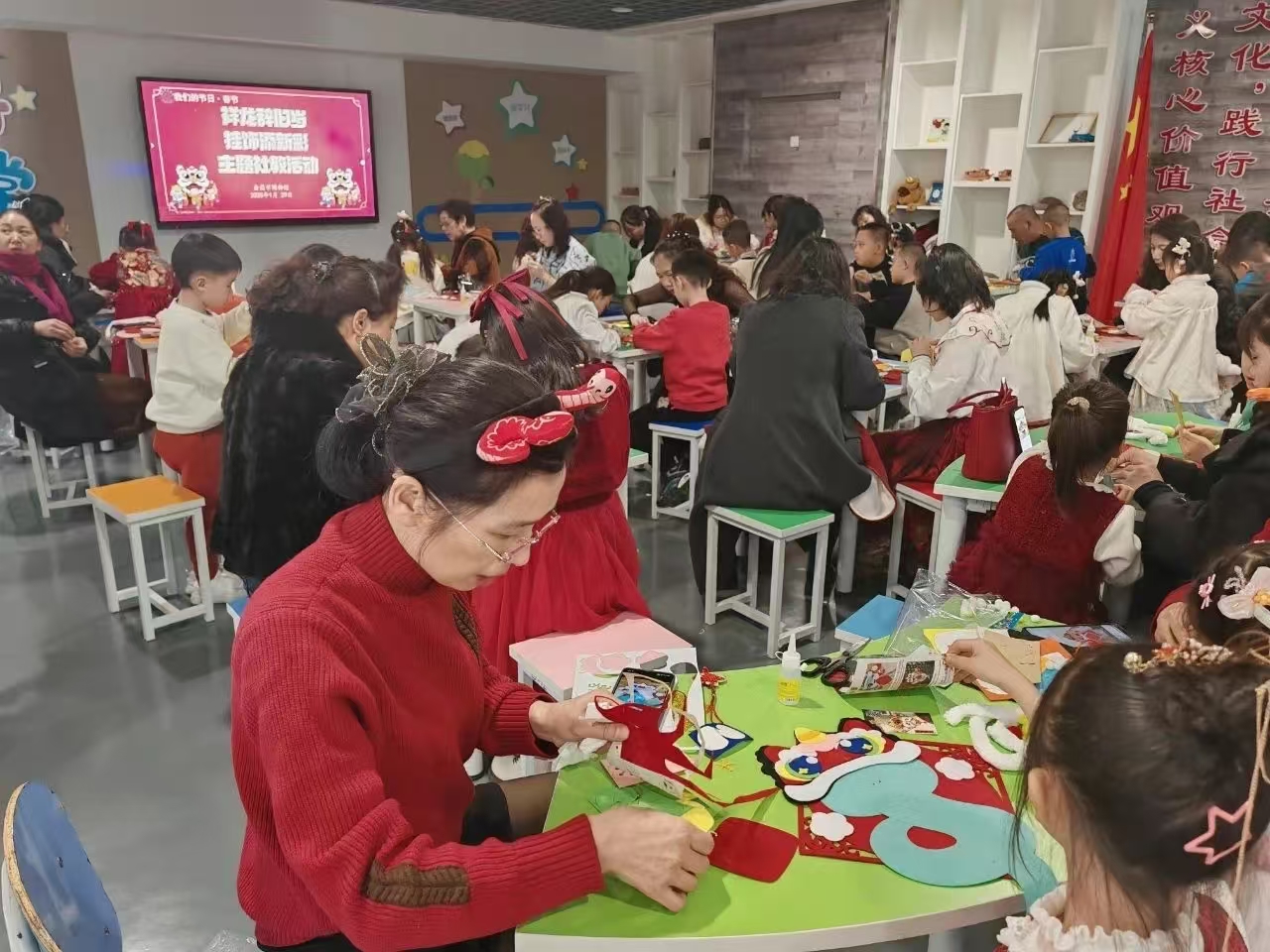 主办单位：金昌市博物馆；时间：2025年1月29日；地点：金昌市博物馆二楼探索天地；活动主题：博物馆里过大年·金川寻龙系列活动之一：金昌市博物馆开展“祥龙辞旧岁·挂饰添新彩”主题社教活动9.jpg