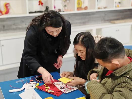 主办单位：金昌市博物馆；时间：2025年1月29日；地点：金昌市博物馆二楼探索天地；活动主题：博物馆里过大年·金川寻龙系列活动之一：金昌市博物馆开展“祥龙辞旧岁·挂饰添新彩”主题社教活动7.jpg