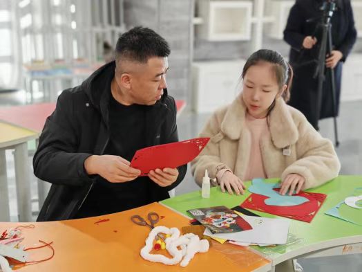 主办单位：金昌市博物馆；时间：2025年1月29日；地点：金昌市博物馆二楼探索天地；活动主题：博物馆里过大年·金川寻龙系列活动之一：金昌市博物馆开展“祥龙辞旧岁·挂饰添新彩”主题社教活动8.jpg