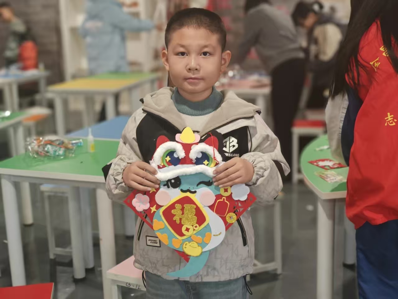 主办单位：金昌市博物馆；时间：2025年1月29日；地点：金昌市博物馆二楼探索天地；活动主题：博物馆里过大年·金川寻龙系列活动之一：金昌市博物馆开展“祥龙辞旧岁·挂饰添新彩”主题社教活动11.jpg