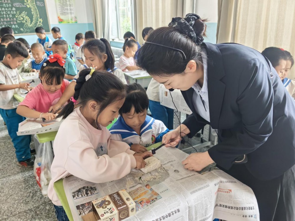 主办单位:金昌市博物馆;时间:2025年9月17日;地点:金昌市双湾镇中心小学;活动主题:“金博快车”走进双湾镇中心小学(16).png 主办单位:金昌市博物馆;时间:2025年9月17日;地点:金昌市双湾镇中心小学;活动主题:“金博快车”走进双湾镇中心小学(16).png